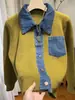 Suéter de punto de mezclilla patchwork con cuello polo de diseño único para mujer, moda versátil de primavera y otoño 2026, cárdigan de punto de manga larga