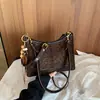 2026 Nueva Bolsa de Hombro con Estampado de Leopardo para Mujer, Versátil, de un Solo Hombro, Cruzada, Bolsa tipo Dumpling, Gamuza, para Viajes, Moda de Nicho, Sensación de Alta Gama