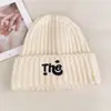 Gorro de Lana Versátil Estilo Coreano Bordado con Letras para Mujer Invierno Cálido Protección para las Orejas Gorro de Punto Pulóver Gorro Grueso a Prueba de Frío