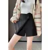 Foto real de pantalones-falda de pana estilo coreano para mujer, adecuados para ir al trabajo, nuevo modelo de invierno 2026, shorts de línea A irregulares que estilizan