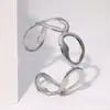Pulseira Aberta de Aço Titânio Europeia e Americana Mais Vendida Recortada Normcore Assimétrica Estilosa Fashionável de Alto Padrão em Aço Inoxidável para Mulheres