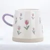 Caneca Cerâmica Floral Tridimensional em Relevo com Alça Cônica Contrastante, Caneca de Leite para Café da Manhã Tendência, Presente Souvenir