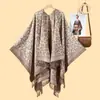 Al por mayor Moda Europea y Americana Clásico Estampado de Leopardo Borla Abertura Chal Nuevo para Mujer Popular en la Calle Cardigan de Imitación Cachemir