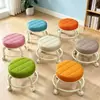 Popular taburete pequeño con ruedas giratorias para uso doméstico, taburete bajo de acrílico con ruedas, una herramienta práctica para cuidar a los niños en la sala de estar, asiento móvil para trabajos de costura