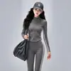 Conjunto de roupa de yoga estilo garota ousada para mulheres, jaqueta curta com zíper e gola alta com listras laterais, calça fitness de alta elasticidade com leve boca de sino, conjunto de duas peças