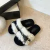 Pantuflas estilo retro de una tira para mujer, suaves y esponjosas, con hebilla metálica, pantuflas de algodón, decoración de patchwork de cuero de celebridad de internet, para usar en casa en otoño e invierno, pelo rizado