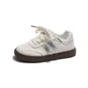 Zapatillas de entrenamiento estilo coreano de suela plana con lunares para niñas, colección de verano 2026, zapatillas casuales transpirables, zapatos blancos versátiles
