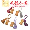 Llavero de gatito juguetón tallado en madera de azufaifo de Yiming Xianyuan, lindo colgante decorativo para mochila de pareja con borla temática de luna