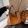 Bolsa Tote Retrô de Alto Valor Transfronteiriça Outono e Inverno para Mulheres Estilo Outono 2026 Moda de Nicho Simples para Trabalho Ombro