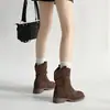 Botas de cowboy western redondas da moda europeia e americana retrô para mulheres, novas botas de moda versáteis de cano médio para outono e inverno de 2026