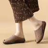 Zapatillas versátiles para mujer para exteriores 2026 nuevas sandalias planas de verano antideslizantes de suela suave para madres de mediana edad