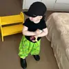 Conjunto para Meninos 2026 Verão Novo Estilo Infantil Versátil Camiseta Preta de Manga Curta Calça Jogger Verde Estampada para Meninos