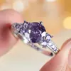 Anel geográfico de ametista de luxo nicho, estilo europeu e americano, prata cravejada com zircônia roxa redonda grande, cheio de diamantes, oferecendo uma sensação de luxo discreto e sofisticação