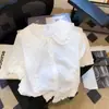 Camisa Branca Petite com Gola de Boneca Feminina Verão Francês Doce Babado Manga Bufante Camisa Top Curto