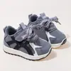 Tênis de Treino Alemão Versátil e Moderno para Meninas Primavera/Verão 2026 Sapatos de Prancha Pequena com Solado Macio para Crianças Tênis Esportivos Respiráveis de Malha para Meninos