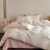 Juego de ropa de cama de cuatro piezas con ribete de encaje de lujo ligero, con una paleta de colores suave y cremosa, hecho de algodón lavable y amigable con la piel, e incluye un juego de tres piezas para dormitorio