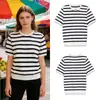 Para Comercio Exterior Venta al por mayor transfronteriza Estilo europeo y americano Verano para mujer Bloque de color Rayas Cuello redondo Decorativo Manga corta Top de punto