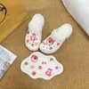 Novo Cartoon Gelo Transparente Urso Morango Moda Acessórios Fofos Tamancos DIY Desmontável Versátil Fivela de Sapato