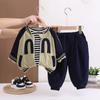 Conjunto Fashionável para Meninos 2025 Novas Roupas Estilosas para Bebês Primavera e Outono Conjunto de Três Peças com Mochila de Letra Grande para Bebês e Crianças