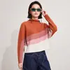Coleção de outono de Miyake: Camisa básica feminina listrada color block, com gola franzida, mangas morcego, corte solto, comprimento curto e design texturizado de manga longa