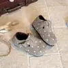 Sapatos Birkenstock para Meninas 2026 Outono Novo Estilo Forrados com Lã Sapatos Casuais de Bolinhas Infantis Sapatos Pequenos de Couro Baixos Retrô para Meninas