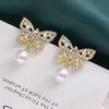 Brincos Stud 2026 Novo Estilo Laço Pingente de Pérola Vazado Cheio de Diamantes para Mulheres, Brincos Stud Modernos e Versáteis