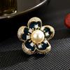 Nuevo broche de perla flor de ciruelo con hebilla magnética de alta gama, pequeño y exquisito, accesorios de moda de alta gama, fabricantes femeninos al por mayor