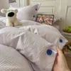 Juego de cuatro piezas de jacquard a rayas estilo japonés en azul Klein con diseño de botones, lavado, juego de cama doble de color liso simple