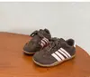 Tênis de Treino Retro Alemão Infantil Outono Novo Cano Baixo Velcro Interno Respirável Solado Macio Tênis Esportivo Casual para Meninos e Meninas