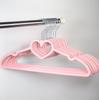 Percha antideslizante para ropa húmeda y seca, perchero doméstico para dormitorio de niña, almacenamiento, lazo de amor, perchero de plástico, venta al por mayor