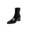 Estas botas son perfectas para llevar al trabajo; son silenciosos, elegantes y tienen un efecto adelgazante. Son de la colección otoño/invierno 2026, con tacón grueso, tacón medio, punta cuadrada pequeña y correa elástica en el tobillo.. Son botas cortas de mujer
