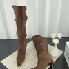 Botas western de bico fino e salto alto até o joelho, outono e inverno de 2026, com saltos agulha de camurça estilo retrô e fivelas de metal
