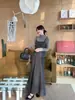 Camiseta de manga larga gris con cuello medio Camisola Conjunto de atuendo de invierno para mujer Falda de lunares Conjunto de tres piezas