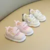 Zapatos de caminar para bebé de dibujos animados con suelas blandas, zapatos de estabilidad para lactantes, zapatos casuales para niños, nuevos zapatos chillones para niñas de primavera y otoño 2026