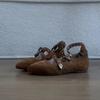 Sapatos Mary Jane de Couro com Fivela e Tachas Apontadas da Moda para Mulheres 2025 Novos Flats Versáteis Retrô com Aumento Interno de Altura