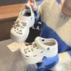 Zapatos perforados de suela gruesa para mujer 2026 nuevo estilo antideslizantes de playa que aumentan la altura de EVA con punta cerrada sandalias chanclas para mujer verano uso exterior