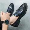 Novos Mocassins de Fivela Dupla de Pino Grande para Homens 2023, Couro Patente Brilhante Salto Grosso, Sola Grossa, Aumento de Altura, Sapatos Casuais de Couro para Cabeleireiro