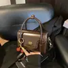 Bolsa de Ombro de Luxo Pequena para Mulheres Moda Outono/Inverno 2025 Nova Bolsa Transversal Retro de Ombro Nicho para o Dia a Dia