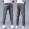 Jeans Delgados para Hombre Primavera/Verano 2026 Elásticos Ajuste Delgado Pierna Recta Marca de Moda Tendencia Pantalones Cortos para Hombres Bajos