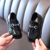 Sapatos pequenos de couro para meninas estilo quente primavera e outono estilo retrô cor sólida para meninos sapatos de sola macia sapatos de sola única com estilo acadêmico estiloso para meninas