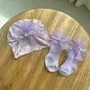 Conjunto de Chapéu e Meias para Bebê Menina - Celebração do Primeiro Mês, Flor com Laço, Proteção da Moleira