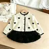 Cárdigan Suéter para Niña con Patrón de Corazón Hueco, Nuevo Tejido Otoño/Invierno, Combinado con Falda Plisada Casual Linda Conjunto de Dos Piezas