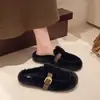 Pantuflas de pelo de moda para mujer con hebilla de cinturón, nuevo modelo de invierno 2026, cómodas y elegantes, de algodón, cerradas en la punta, para usar en exteriores