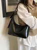 Bolsa de ombro transfronteiriça de alta qualidade para mulheres, nova moda outono 2026, bolsa crossbody de couro macio, bolsa versátil para segurar na mão e sob o braço para mulheres