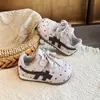 Zapatos de princesa para bebé niña, primeros pasos, nuevo estilo primavera/otoño 2026, antideslizantes, suela blanda, diseño de lunares, parte superior de piel para bebés y niños pequeños