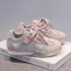 Sapatos casuais para meninas, tênis esportivos infantis, nova coleção primavera/outono 2026, sapatos infantis de sola macia, tênis de treino estilo alemão para estudantes, sapatos de trilha para meninas