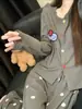 Pijama juvenil y lindo de manga larga con lunares grises para mujer, adecuado para primavera y otoño, con pantalones largos de corte holgado y botones coloridos, se puede usar como ropa de estar en casa o como prenda exterior