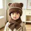 Conjunto de Gorro y Bufanda de Punto para Niños Otoño e Invierno Suave y Agradable para la Piel Gorro de Punto con Orejas de Oso para Niños Pequeños Resistente al Viento y Cálido Conjunto de Dos Piezas