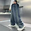 Calças Jeans de Primavera para Meninos 2026 Novo Estilo Calças Infantis Modelos Primavera e Outono para Meninos Mais Velhos Calças de Corte Reto Modernas e Estilosas