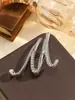 Broche de Letra Inglesa Transfronterizo Europeo y Americano Anti-Exposición Pin Metálico Broche de Aleación con Pedrería Accesorios de Joyería Venta al por Mayor para Mujeres